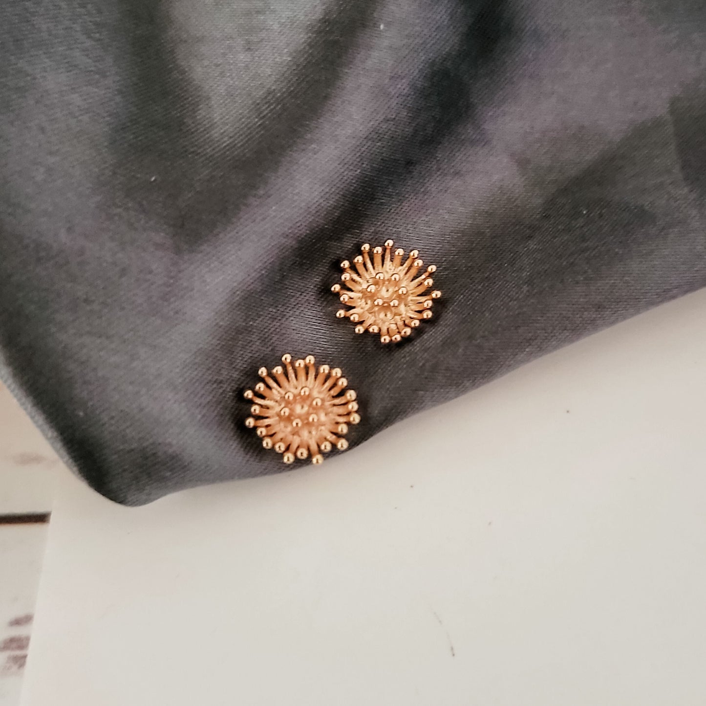 Regular Gold Brass Flower Center (12mm Stamen, No Hole), 10 Pieces