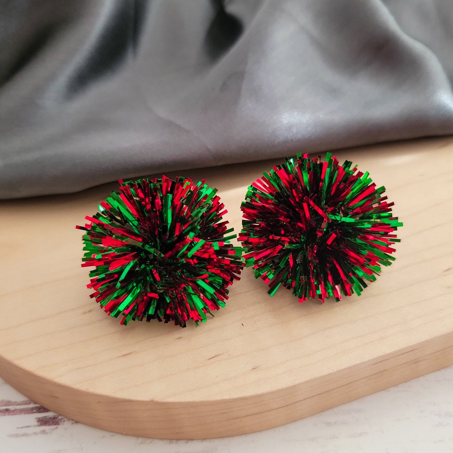 Christmas (Red/Green Mix) Tinsel 30mm Large Stud Topper, 1 Pair, Stud #170